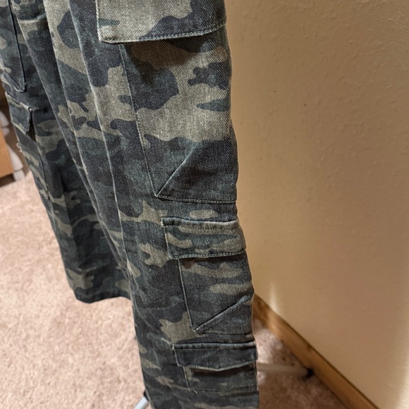 Women’s Camo Cargo straight leg pants NWT XL & Large available NEW - Picture 8 of 10